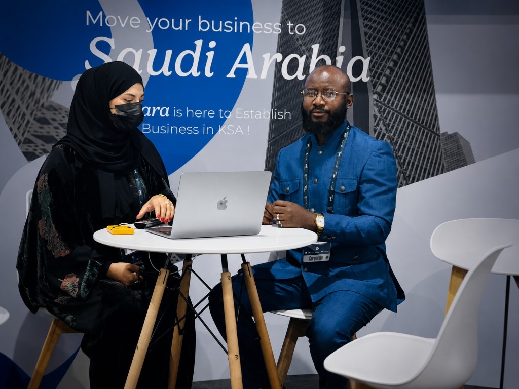 Consultation at Ibtdara booth with laptop